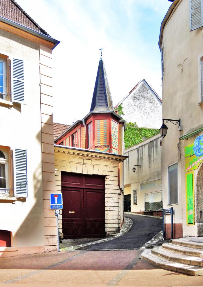 Gray - Home with pointed turret (© JE)