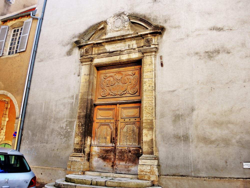 Gray - Gate of the old chapel of the Jesuit college (© JE)