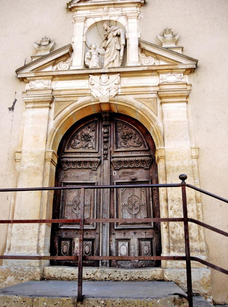 Gray - door of the seventeenth century chapel of the former Carmelite convent (© JE)