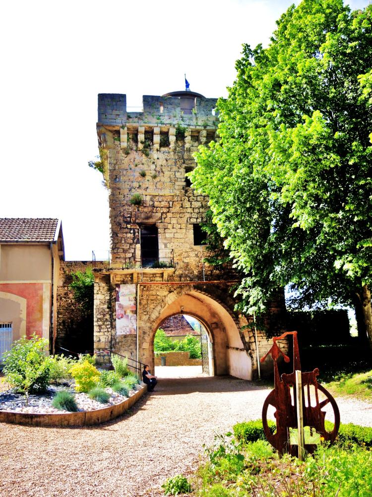Gray - entrance of the castle, view of the courtyard (© JE)