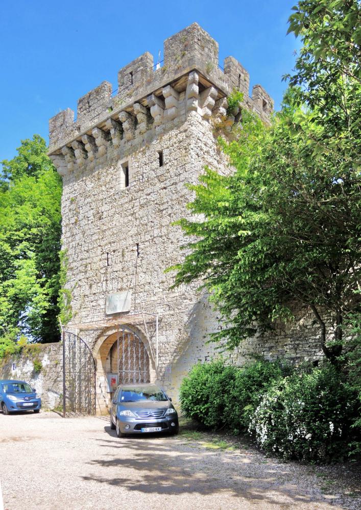 Gray - crenellated tower of the front door of the old castle (© JE)