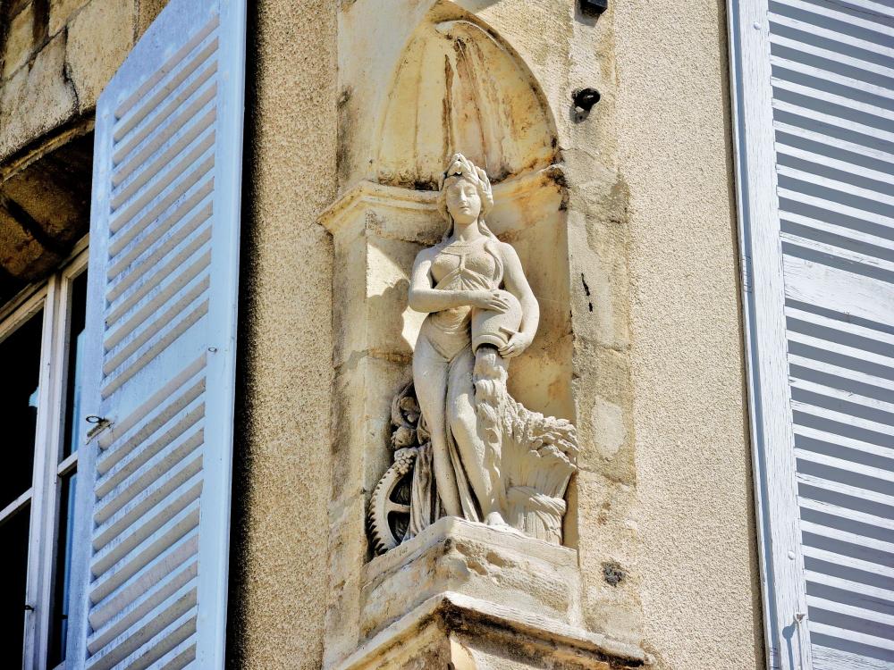 Gray - Statue on a corner of a house (© JE)