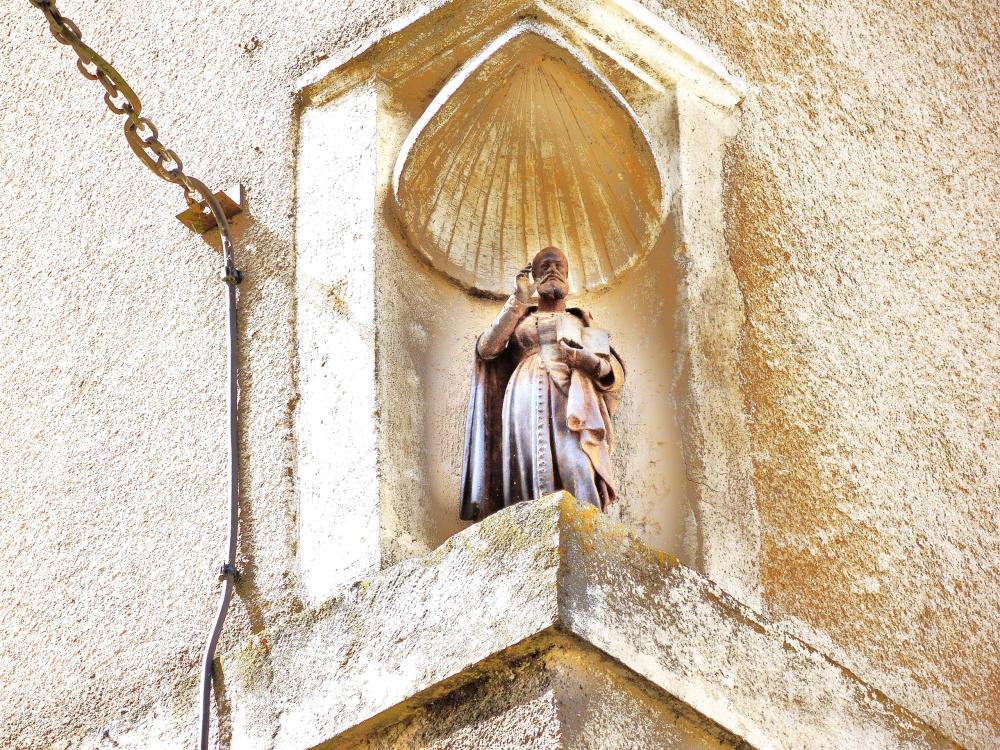 Gray - Other statuette on the corner of a house (© JE)