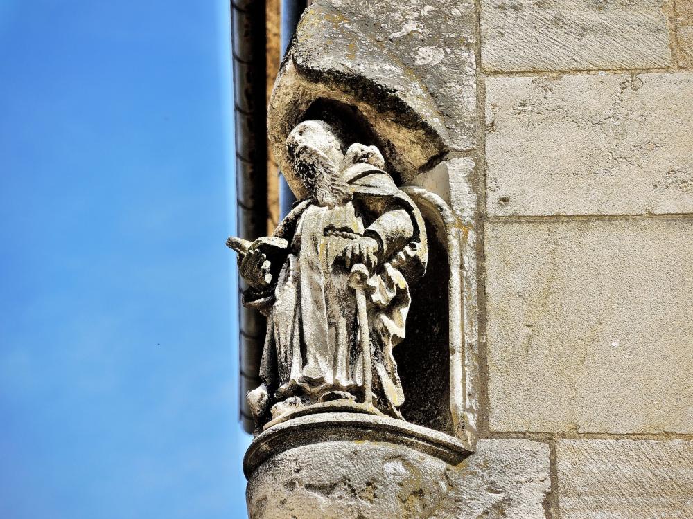 Gray - Third statue on the corner of a house (© JE)