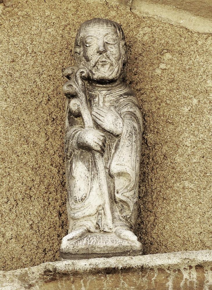Gray - Statue on the pediment of a dwelling (© JE)