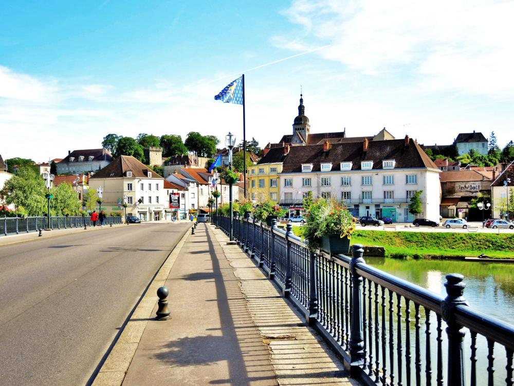 Gray - The high city view of the large stone bridge (© Jean Espirat)