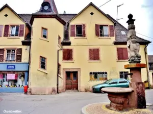 Fontaine y casa de la torre (© Jean Espirat)