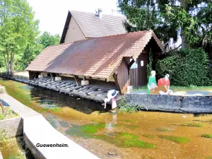 Laundry on the old canal (© Jean Espirat)