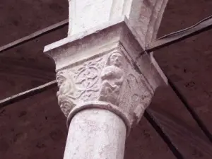 Beeldhouwwerk van een pijler van het kerkportaal