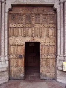 puerta tachonada de la iglesia