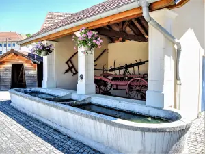 Fontaine-lavoir-abreuvoir, in the center of the village (© JE)