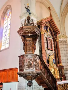 The pulpit of the church (© JE)