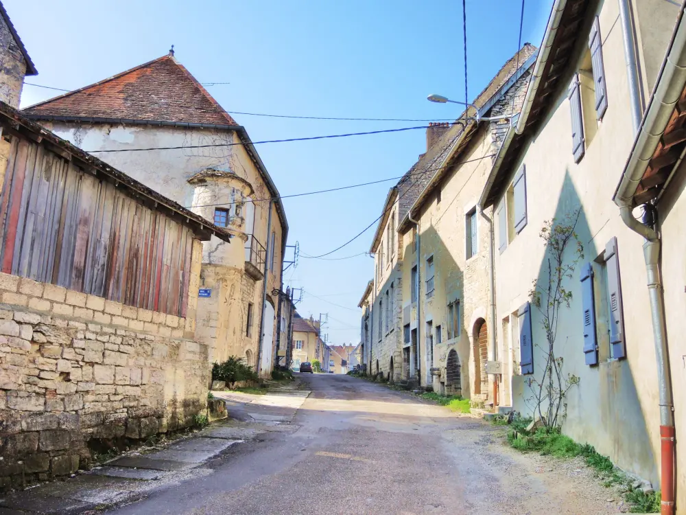 Gy - Une ruelle du bourg ancien (© Jean Espirat)