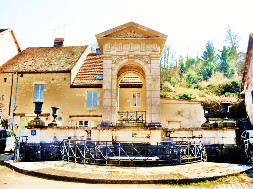 Gy - Grande fontaine au centre du bourg (© Jean Espirat)