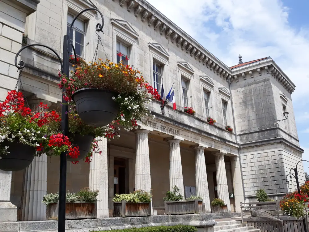 Gy - L'hôtel de ville du XIXe siècle (© Office de Tourisme des Monts de Gy)