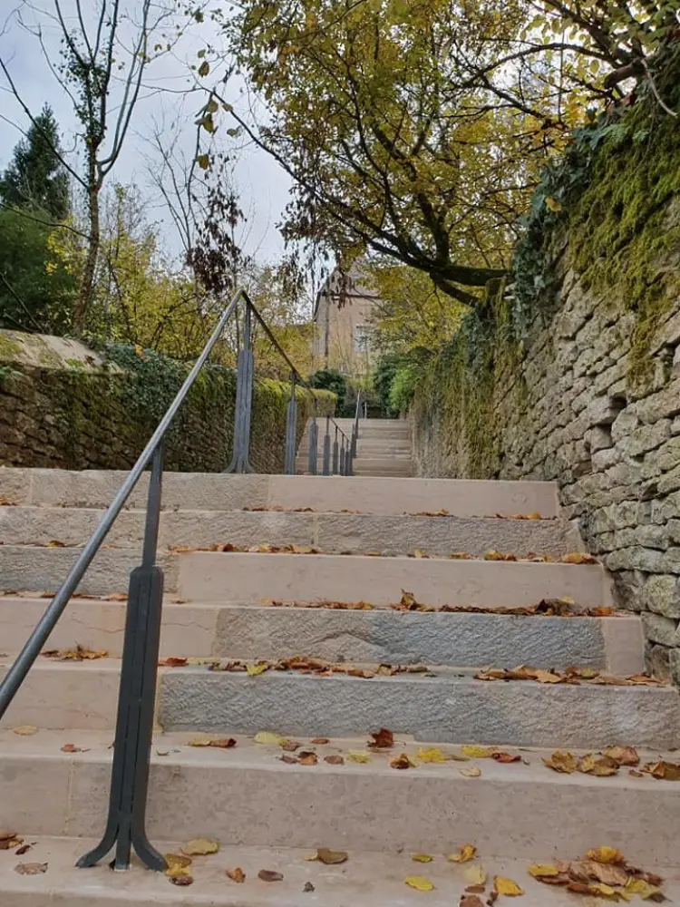 Gy - Les escaliers qui mènent au vieux bourg (© Office de Tourisme)