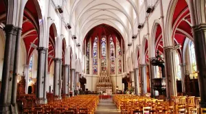 El interior de la Iglesia de Saint-Hilaire