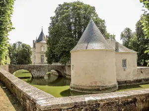 Tourelle d'angle et douve nord du château de Haroué (© J.E)