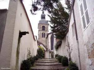 Gasse und Abteikirche (© JE)