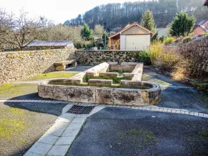 Byans fontein-lavoir (© JE)