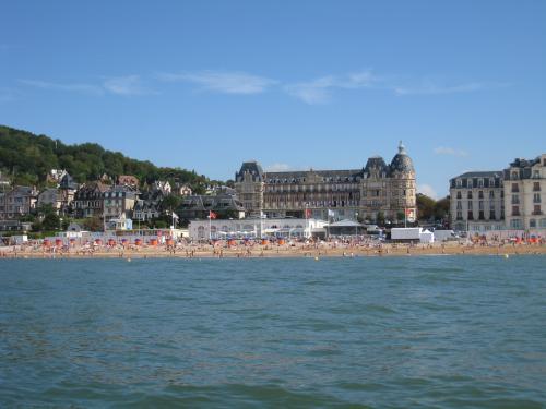 Houlgate - promenade seawall Sea View