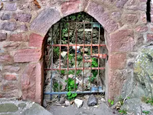 Gateway to an underground hall in the Wahlenbourg (© J.E)