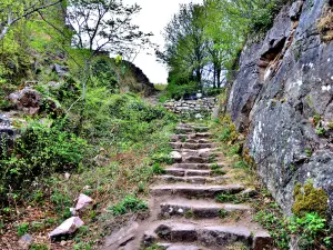 Entrance threshold on the site of the three castles (© J.E)