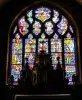 Buntglasfenster der Apsis der Kirche (© JE)