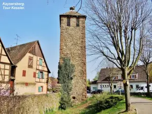 Tour Kessler avec nid de cigognes (© Jean Espirat)