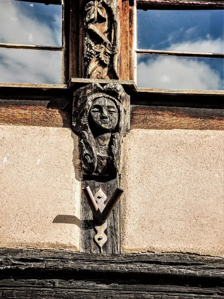 Kaysersberg Vignoble - Kientzheim - Encadrement de fenêtre en bois, sculpté (© J.E)