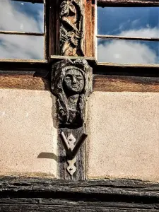Kientzheim - Encadrement de fenêtre en bois, sculpté (© J.E)