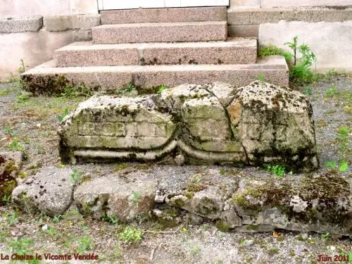 La Chaize-le-Vicomte - Dessus de stèle de l'ancien cimetière - 1663