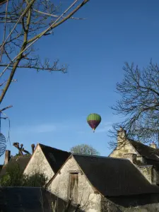 Ein Heißluftballon über das Dorf