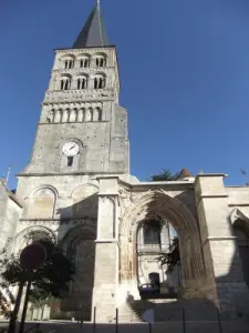 Vista del campanario de Sainte-Croix y el portal de la iglesia