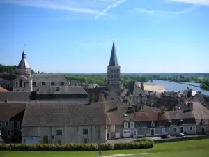 Vue sur l'église et la Loire