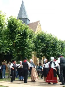 Danseurs de quadrille percheron devant l'église