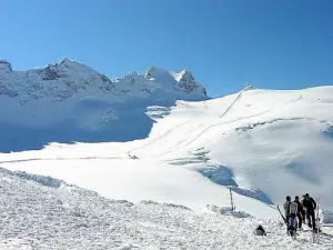 Dôme de la Lauze et pistes sur le glacier