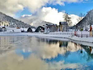 En el borde del lago (© sin límite de disparo)