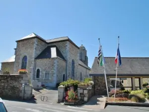 Pommerit-Jaudy - Mairie et église Saint-Pierre