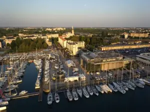 Der Hafen und das Aquarium von La Rochelle mit einer Drohne fotografiert