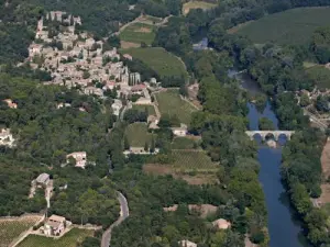 Vue sur La Roque-sur-Cèze, la Cèze et le pont romain