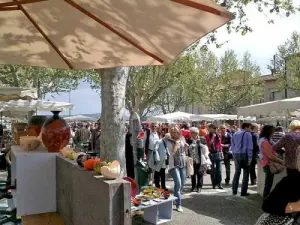 La Tour-d'Aigues Mercado De Cerámica