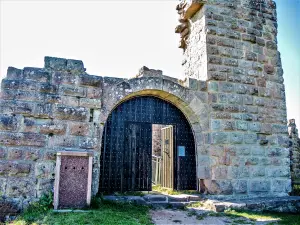 Prima soglia d'ingresso del castello Hohnack - Vista esterna (© J.E)