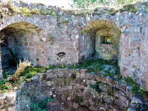 Separazione tra il livello inferiore e primo piano della torre della cappella (© J.E)