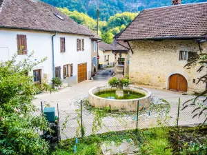 Fountain in the center of the village (© J.E)