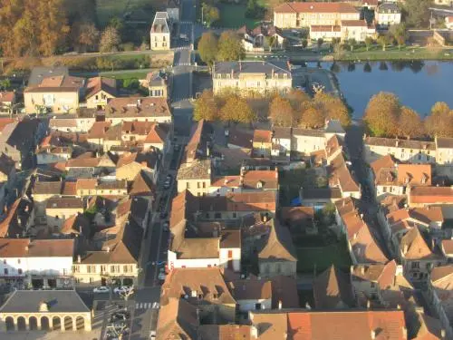 Lalinde - Aerial view of the walled lindoise