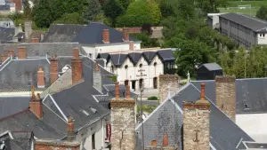 Vue sur l'Office de Tourisme de Langeais depuis le chemin de ronde du château de Langeais