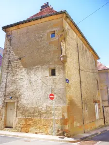 House with statues on a corner (© Jean Espirat)