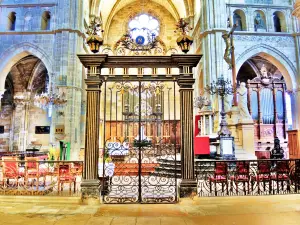 wrought iron grills of the choir of the Cathedral (© Jean Espirat)