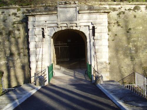 Laon - Porte de la citadelle d'Henri IV